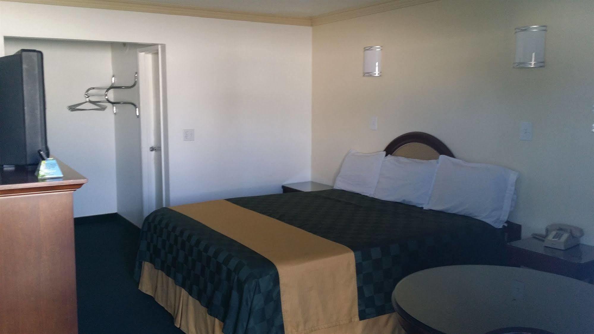 Desert Mirage Inn & Suites Нидлс Экстерьер фото