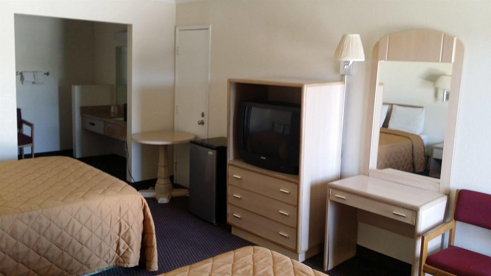 Desert Mirage Inn & Suites Нидлс Экстерьер фото