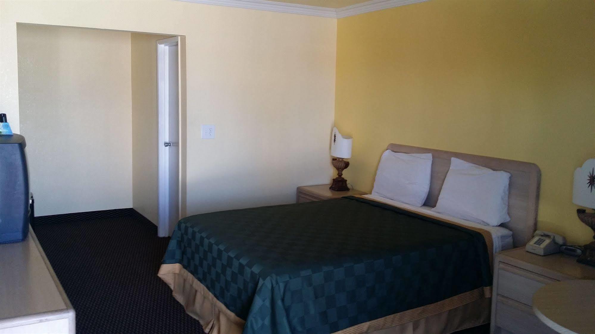 Desert Mirage Inn & Suites Нидлс Экстерьер фото