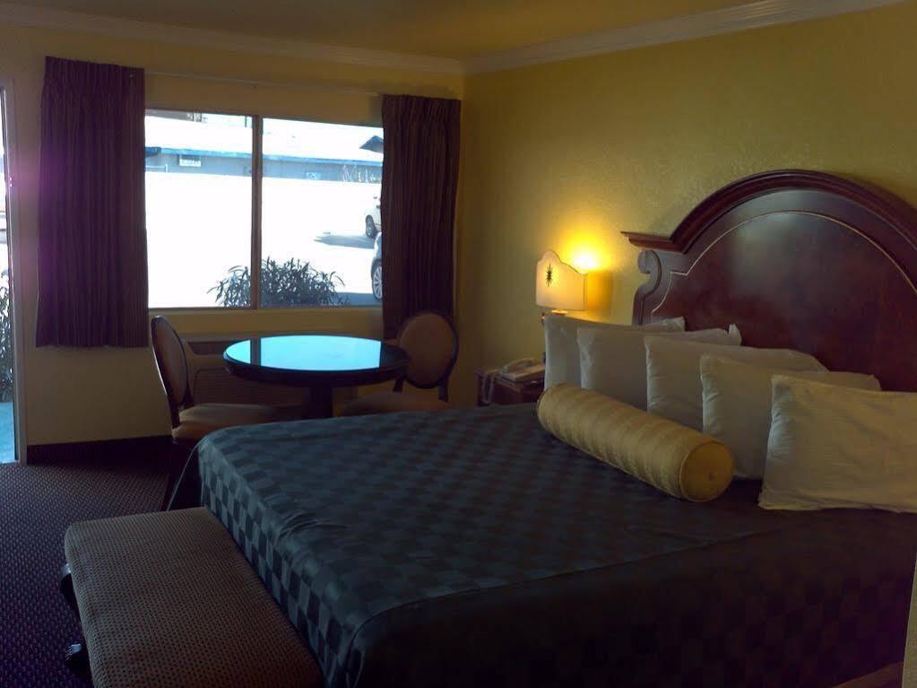 Desert Mirage Inn & Suites Нидлс Экстерьер фото